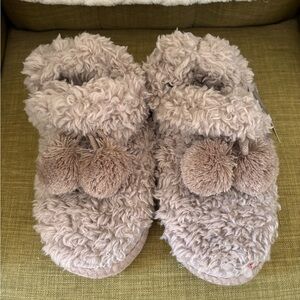 Tan Fuzzy Cozy Women's Slippers with Pom Poms Size L/Xl